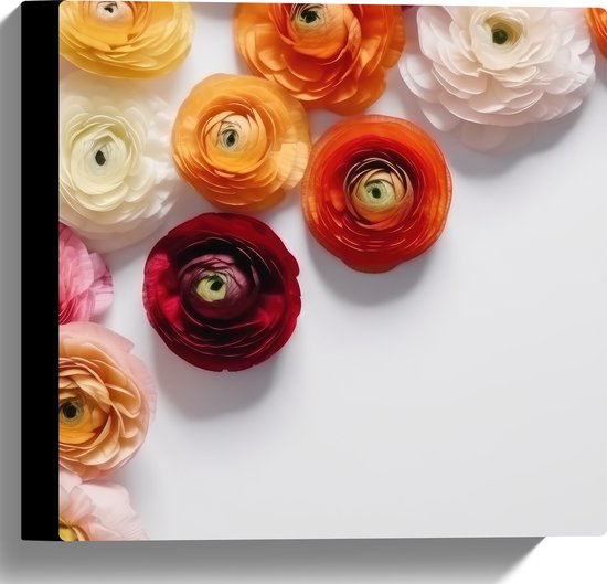 Canvas - Mix van Rode en Oranje Bloemen op Witte Achtergrond - 30x30 cm Foto op Canvas Schilderij (Wanddecoratie op Canvas)
