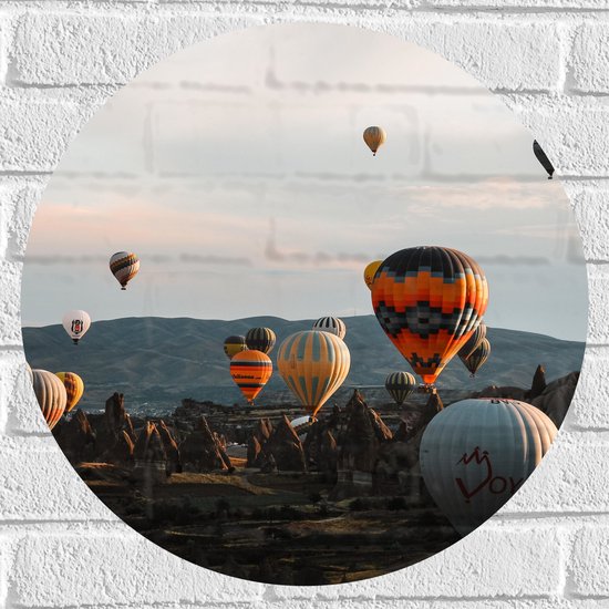 Muursticker Cirkel - Luchtballonnen in Verschillende Kleuren boven Hindoeïstische Tempels - 50x50 cm Foto op Muursticker