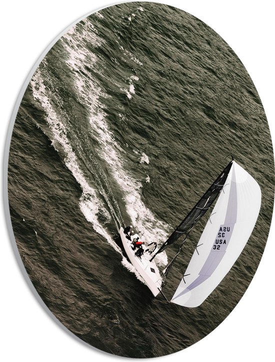 PVC Schuimplaat Ovaal - Bovenaanzicht van Zeiler op Zeilboot over het Water - 21x28 cm Foto op Ovaal (Met Ophangsysteem)