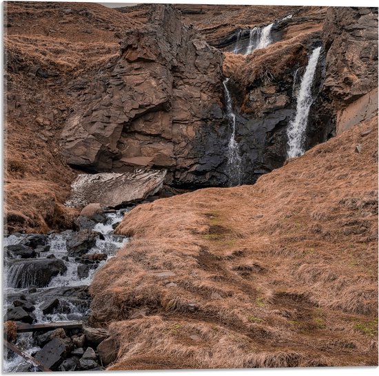 Acrylglas - Kleine Watervallen Stromend over Grote Bruine Rotsen - 50x50 cm Foto op Acrylglas (Met Ophangsysteem)