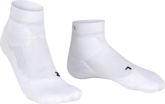 Witte Falke sportsokken met R-logo op de rechtersok.