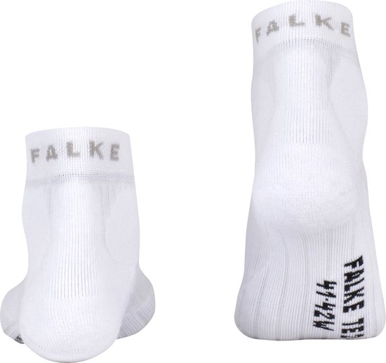 Twee witte Falke sportsokken, achterkant met 'FALKE' op de boord.