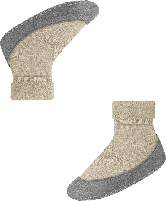 Twee beige sokken met opgerolde rand. Eén sok is geplaatst als een platte schoen met een grijze antislipzool, de andere is een normale sok.