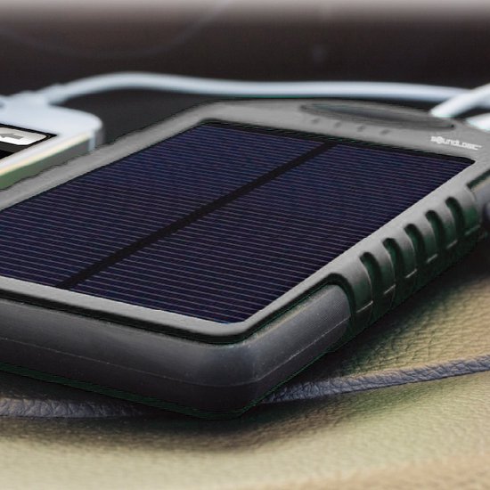 Close-up van zwarte zonnepaneel powerbank met zonnepanelen.
