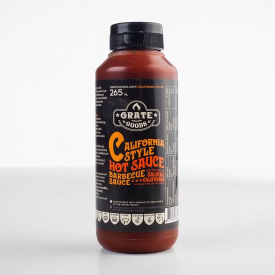 Fles Grate Goods California Style Hot Barbecue Sauce 265 ml, met oranje peper en tekst 'California'.