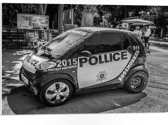 PVC Schuimplaat - Kleine Politieauto Geparkeerd (Zwart-wit) - 75x50 cm Foto op PVC Schuimplaat (Met Ophangsysteem)