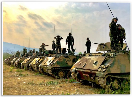 PVC Schuimplaat- Soldaten op Tanks in het Veld - 40x30 cm Foto op PVC Schuimplaat