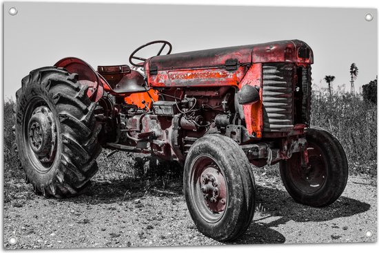 Tuinposter – Oude Verroeste Zwart-witte Tractor in het Weiland met Rode Details - 90x60 cm Foto op Tuinposter (wanddecoratie voor buiten en binnen)