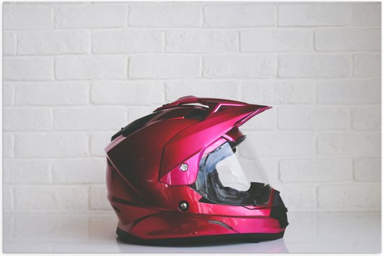 Poster (Mat) - Roze Motor Helm voor Witte Bakstenen Muur - 60x40 cm Foto op Posterpapier met een Matte look