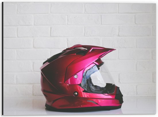 Dibond - Roze Motor Helm voor Witte Bakstenen Muur - 40x30 cm Foto op Aluminium (Wanddecoratie van metaal)