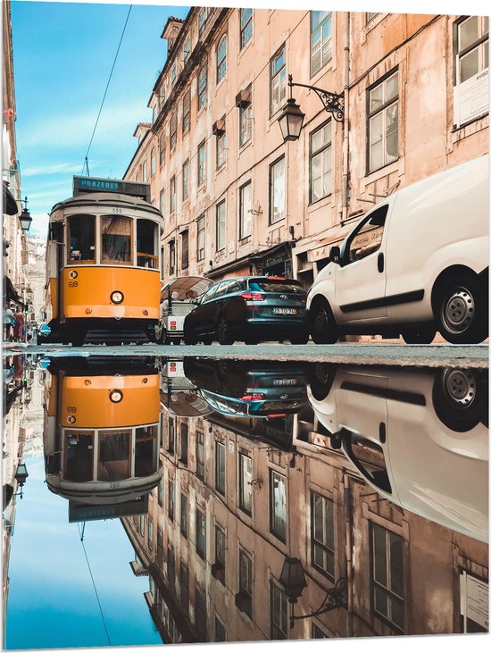 Acrylglas - Gele Tram rijdend door Italiaans Dorpje - 75x100 cm Foto op Acrylglas (Met Ophangsysteem)
