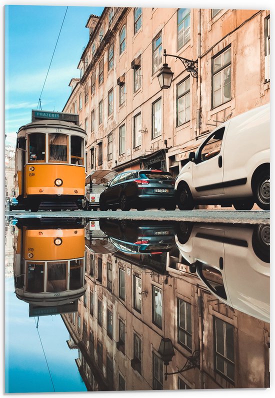 Acrylglas - Gele Tram rijdend door Italiaans Dorpje - 40x60 cm Foto op Acrylglas (Wanddecoratie op Acrylaat)