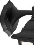 Close-up van het muurbevestigingsdeel van een zwarte wandlamp.