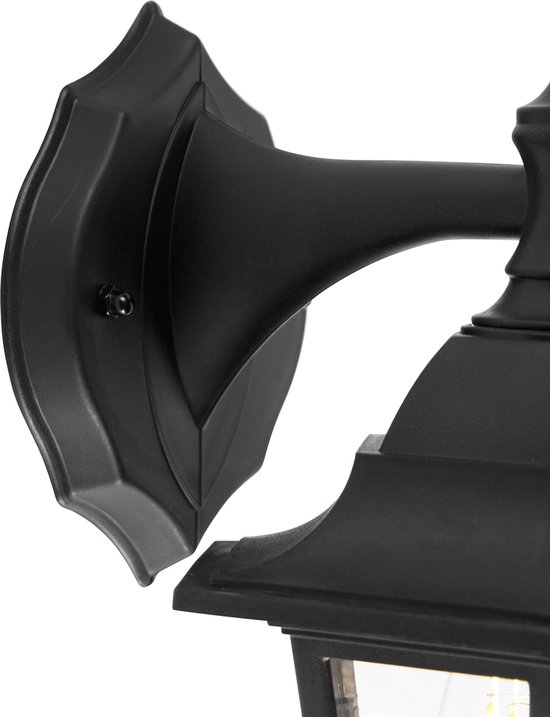 Close-up van het muurbevestigingsdeel van een zwarte wandlamp.