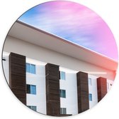 Dibond Muurcirkel - Meerkleurige Lucht boven Appartement - 70x70 cm Foto op Aluminium Muurcirkel (met ophangsysteem)