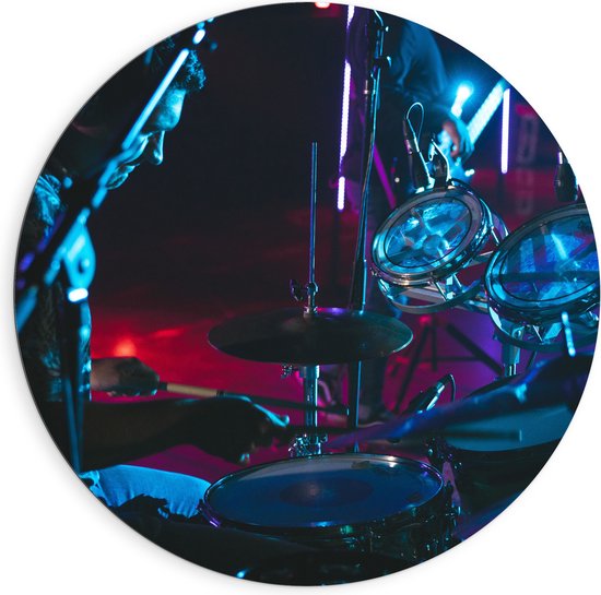 Dibond Muurcirkel - Drummer op het Podium bij Paarse Lampen - 90x90 cm Foto op Aluminium Muurcirkel (met ophangsysteem)