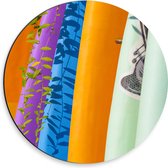 Dibond Muurcirkel - Rij Verschillende Kleuren Surfboards - 30x30 cm Foto op Aluminium Muurcirkel (met ophangsysteem)