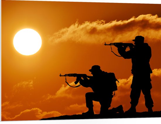 PVC Schuimplaat- Silhouet van Twee Soldaten op Berg bij de Felle Zon - 100x75 cm Foto op PVC Schuimplaat