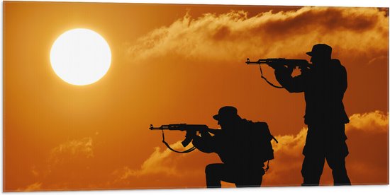 Vlag - Silhouet van Twee Soldaten op Berg bij de Felle Zon - 100x50 cm Foto op Polyester Vlag