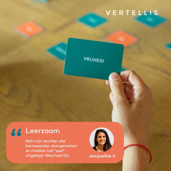 Hand houdt een speelkaart "VRIJHEID" vast tijdens Het Kernwaarden Spel.