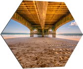 Dibond Hexagon - Pier - Strand - Zand - Zee - Water - 80x69.6 cm Foto op Hexagon (Met Ophangsysteem)