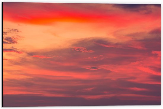 Dibond - Rode Gloed over de Wolken in de Lucht - 60x40 cm Foto op Aluminium (Met Ophangsysteem)