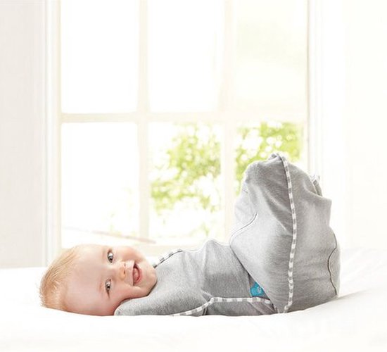 Baby in grijze Love to Dream™ Swaddle Up™ met witte strepen, liggend op de rug.