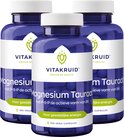 Drie blauwe potten met witte doppen, met het Vitakruid logo en 'Magnesium Taurat'.