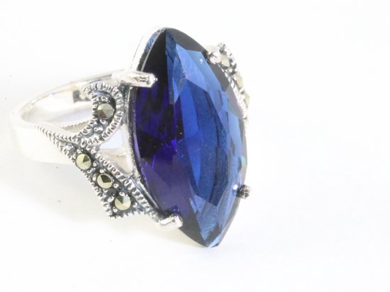 Zilveren ring met blauwe saffier en marcasiet - maat 16