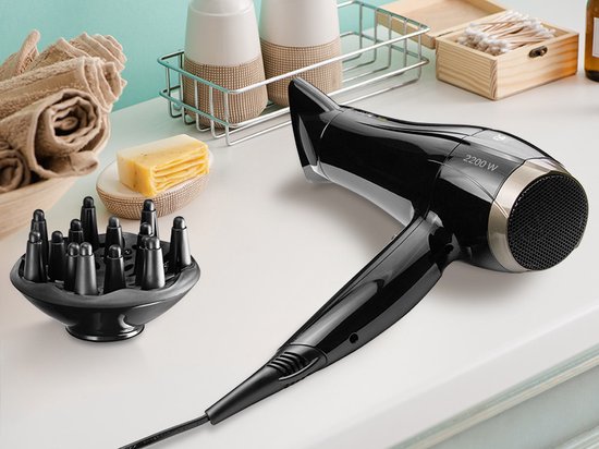 Zwarte Lafe haardroger, 2200W, met diffuser opzetstuk op een badkamer aanrecht.