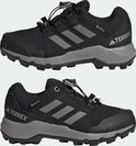 Zwarte kinderwandelschoenen met grijze zolen en zijkanten. 'TERREX' en 'GORE-TEX' logo's.
