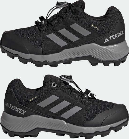 Zwarte kinderwandelschoenen met grijze zolen en zijkanten. 'TERREX' en 'GORE-TEX' logo's.