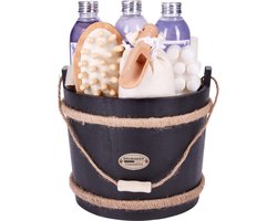 BRUBAKER Cosmetics Wellness Badset - Cadeautip vrouw - Lavendel - 9-delige Cadeauset met Verzorgings- en Massagebenodigdheden in Decoratieve Houten Emmer - Cadeau - Moederdag Cadeautje