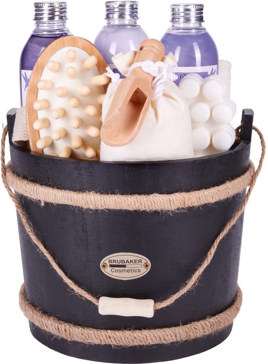 BRUBAKER Cosmetics Wellness Badset - Cadeautip vrouw - Lavendel - 9-delige Cadeauset met Verzorgings- en Massagebenodigdheden in Decoratieve Houten Emmer - Cadeau - Moederdag Cadeautje
