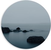 PVC Schuimplaat Muurcirkel - Oceaan - Zee - Stenen - Rotsen - Mist - Water - 60x60 cm Foto op Muurcirkel (met ophangsysteem)