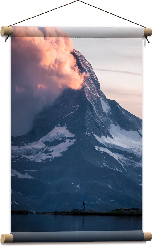 Textielposter - Persoon - Berg - Vulkaan - Rook - Sneeuw - 40x60 cm Foto op Textiel