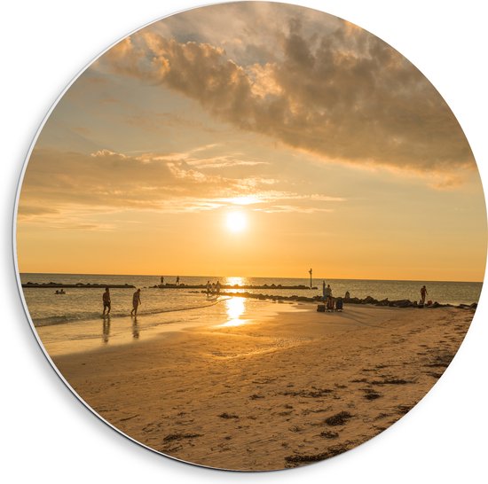 PVC Schuimplaat Muurcirkel - Personen - Avondzon - Zee - Strand - Zand - Water - Wolken - 40x40 cm Foto op Muurcirkel (met ophangsysteem)