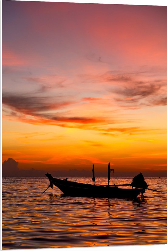 PVC Schuimplaat - Silhouet van Vissersboot Dobberend op het Water bij Zonsondergang - 70x105 cm Foto op PVC Schuimplaat (Met Ophangsysteem)