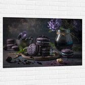 Muursticker - Tafereel van Paarse Macarons met Blauwe Vulling langs Vaas met Paarse Bloemen - 120x80 cm Foto op Muursticker