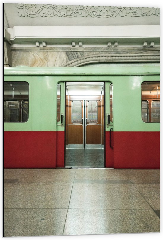 Dibond - Metro - Ondergronds - Voertuig - Groen - Rood - Stad - 60x90 cm Foto op Aluminium (Wanddecoratie van metaal)
