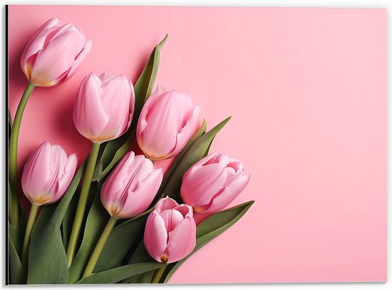 Dibond - Boeket van Roze Tulpen Liggend op Roze Oppervlak - 40x30 cm Foto op Aluminium (Wanddecoratie van metaal)