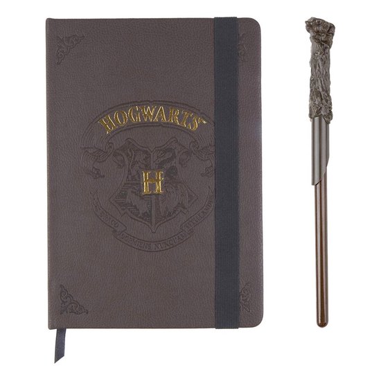 Bruin Hogwarts notitieboek met gouden opdruk en een bruine toverstaf met gestreept handvat.