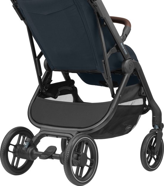 Achterkant van de donkerblauwe Maxi-Cosi kinderwagen met grote achterwielen, rempedaal en boodschappenmand.