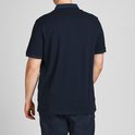 Man van achteren gezien, draagt een donkerblauw poloshirt.