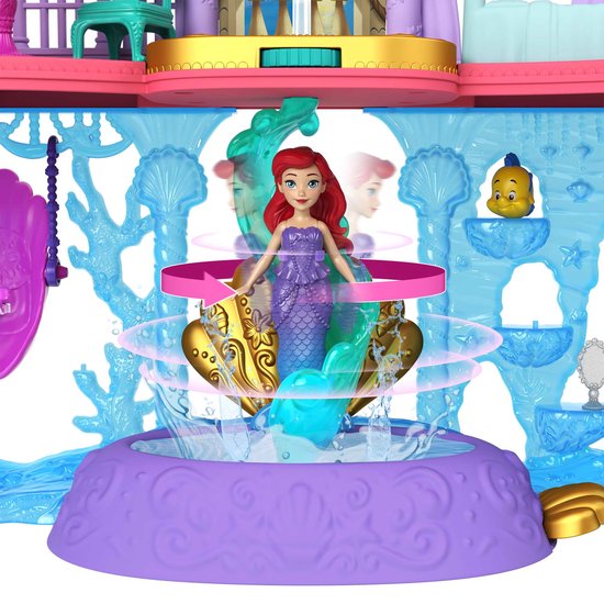 Ariel pop draait op een interactieve fontein in het Disney Princess kasteel