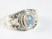 Bewerkte zilveren ring met Ethiopische opaal - maat 19