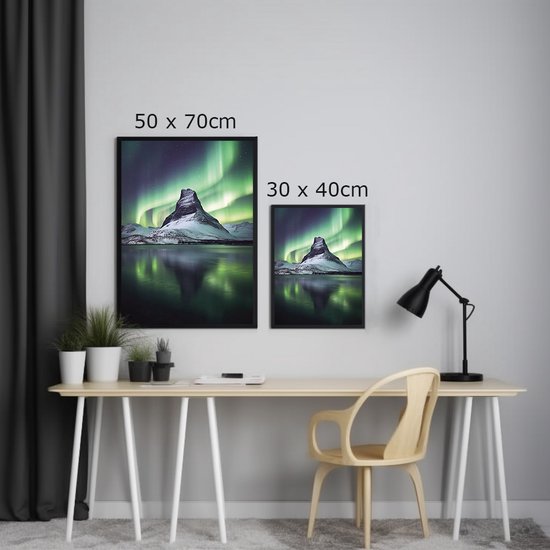Poster Berg Met Noorderlicht - Mooi voor aan de muur - afmeting kunstwerk 30x40cm met zwarte kunststof wissellijst