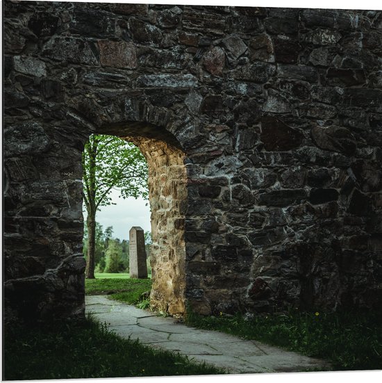 Dibond - Muur - Stenen - Gras - Doorgang - 80x80 cm Foto op Aluminium (Wanddecoratie van metaal)