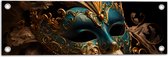 Tuinposter – Venetiaanse carnavals Masker met Blauwe en Gouden Details tegen Zwarte Achtergrond - 60x20 cm Foto op Tuinposter (wanddecoratie voor buiten en binnen)