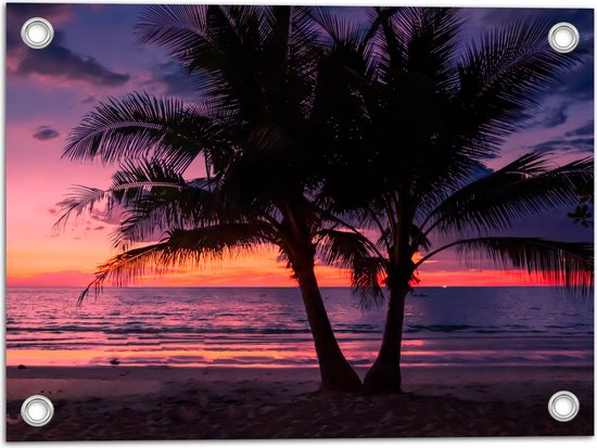 Tuinposter – Twee Palmbomen op het Strand langs de Zee bij Zonsondergang - 40x30 cm Foto op Tuinposter (wanddecoratie voor buiten en binnen)